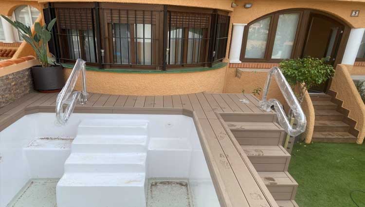 Piscina de Poliester Elevada Forrada con Madera Tecnológica