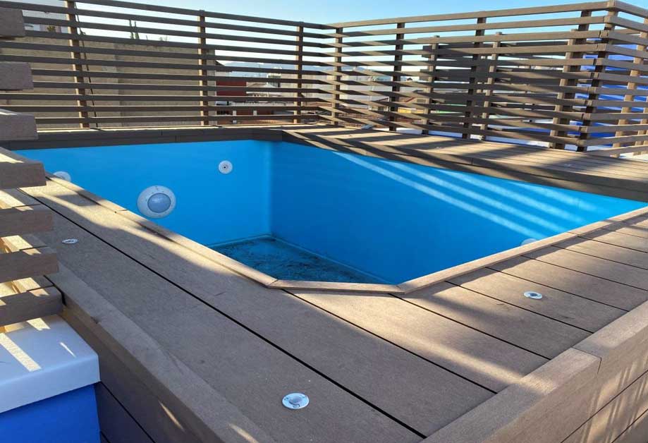 ¿Cuánto Cuesta Forrar una Piscina de Poliéster con Madera Tecnológica?