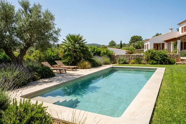 Piscina de hormigón con acabado efecto piedra