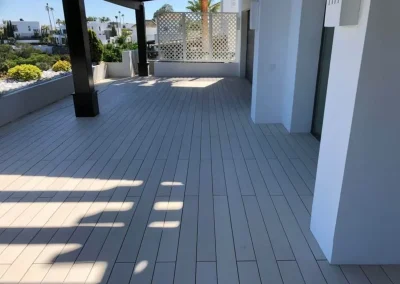 Tarima de madera tecnológica en el porche y la terraza de una vivienda